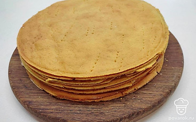 Вынимайте корж из духовки и сразу ставьте следующий, а в это время при помощи тарелки обрезайте с горячего коржа лишнее тесто. Если делать это после того, как корж остынет – края торта не получатся ровными. Образки теста не выбрасывайте, они пригодятся для крошки. Дайте коржам остыть, а в это время приготовьте крем.