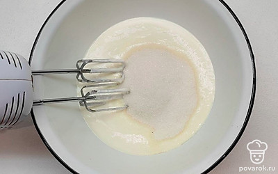 Чтобы приготовить крем охлажденные сливки начинайте взбивать миксером до жестких пиков. Не перебейте сливки, иначе они начнут превращаться в сливочное масло – начнет отделяться жидкость. Совет: сливки будут быстрее взбиваться, если охладить не только их, а и венчики миксера. В отдельной посуде добавьте сахар в сметану и взбивайте до тех пор, пока сахар полностью не растворится. После этого постепенно, частями, добавьте взбитые сливки. У Вас получится гладкий, однородный и воздушный крем.