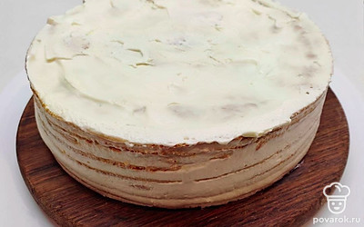 Промазывайте каждый корж обильно кремом. На первый взгляд Вам может показаться, что крема очень много. Постарайтесь равномерно распределить его весь между коржами. Верхний слой сделайте кремовым, обмажьте также и бока торта.