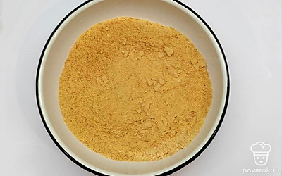 Из обрезков теста приготовьте крошку. Для этого соберите все остатки и подсушите их слегка в духовке. Охлажденные обрезки теста прокатайте сухой чистой скалкой на пергаменте. Старайтесь добиться состояния муки. Обсыпьте этой крошкой верх и бока торта.