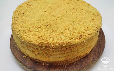 Подайте домашний торт-медовик на десерт в завершение праздничного стола или как самостоятельное блюдо к чаю на девичниках и детских праздниках.