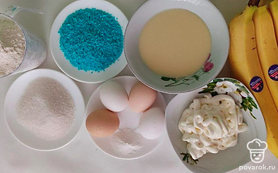 Приготовьте необходимое количество ингредиентов и посуду. Съемную форму для выпекания смажьте сливочным маслом.