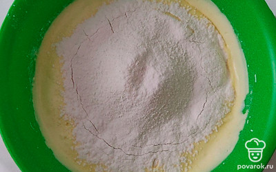 Отделите белки от желтков. Взбивайте белки до образования пышной, белой массы, добавьте к ним сахар и разрыхлитель, продолжайте взбивать пока сахар полностью не растворится. Затем добавьте желтки и снова все хорошо взбейте. Введите в полученную смесь просеянную муку и перемешайте все до однородной консистенции.