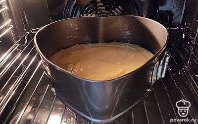 Перелейте готовое тесто в подготовленную форму и выпекайте его 40 минут. Пока бисквит выпекается, приготовьте крем. Взбейте до кремообразного состояния сгущенное молоко и сметану. Затем готовый, остывший бисквит разрежьте вдоль, пополам.