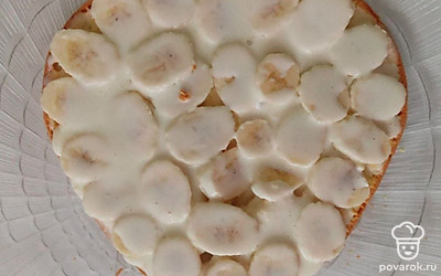 Помажьте первый бисквитный корж кремом, выложите на него нарезанные кружочками бананы, а сверху намажьте еще раз кремом, для того, чтобы торт лучше пропитался. Выложите второй корж наверх и смажьте его и бока торта по кругу оставшимся кремом. Украсьте готовый торт бананами и кокосовой стружкой и уберите его в холодильник, чтобы он лучше пропитался.