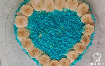 Разрежьте торт «Банановый рай» на порционные кусочки и подавайте вместе с экзотическими фруктами.