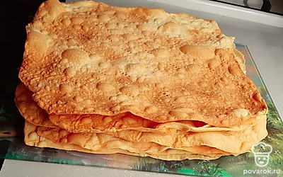 Раскатайте коржи, наколите вилкой и выпекайте в духовке до готовности.