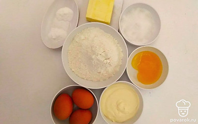 Важно, чтобы яйца для коржей не были холодными. Достаньте яйца заранее из холодильника, корж получится более пышными. Муку обязательно просейте, это сделает ее однородной и пышной, а тесто – более воздушным.