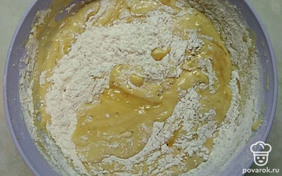 Яйца взбейте на максимальной скорости миксера в течение 5 минут, добавляя небольшими порциями сахар, в конце добавьте соль. Добавьте остывшую смесь меда и масла. Добавьте муку, продолжая перемешивать.