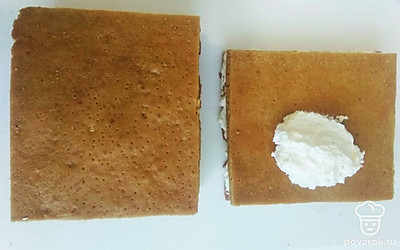 Края готового коржа обрежьте, разрежьте его острым ножом на 4 равные части. Обрезки коржей измельчить блендером или кофемолкой. Сметану смешайте с сахарной пудрой в чаше блендера, хорошо взбейте в течение минуты. Остывшие коржи обильно смажьте кремом, выкладывая их поочередно. Готовый торт смажьте кремом со всех сторон и посыпьте бисквитной крошкой. Поместите готовый торт в холодильник на 3 часа, он должен хорошо пропитаться.