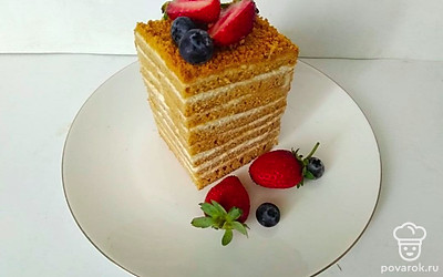Украсьте торт по своему желанию: ягодами свежей клубники, малины, голубики, веточкой мяты. При порционной подаче прямоугольные кусочки торта поместите на десертную тарелку, украсьте каждый ягодами клубники, малины и голубики, веточкой мяты.