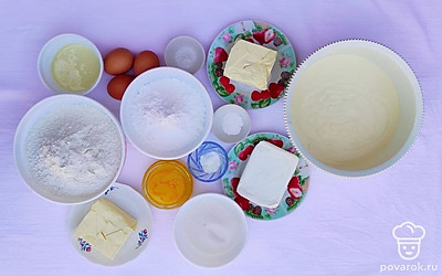 Разогрейте духовку до 180 ℃. Вытащите заранее сливочное масло, чтобы оно было мягким. Приготовьте форму, на которой будете выкладывать коржи.