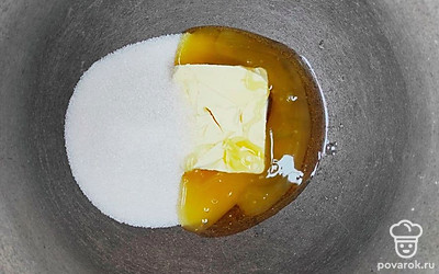 На водяную баню поставьте сливочное масло, сахар и мед, до полного растворения. Яйца взбейте отдельно. Аккуратно влейте яйца в полученную смесь, постоянно перемешивая венчиком. Добавьте лимонную кислоту и соду. Дайте массе хорошо подняться.