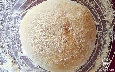 Снимите с огня, дайте немного остыть. Постепенно добавьте муку, замесите тесто. Разделите на куски и раскатайте. Выпекайте в хорошо разогретой духовке. Поверхность для выпекания присыпать мукой.