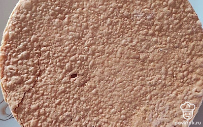 Готовые коржи обрежьте, придайте круглую форму. Обрезки измельчите, получится присыпка. Взбейте сметану, сахарную пудру и ванилин. Кремом смажьте каждый корж. Сверху не придавливайте последующим.