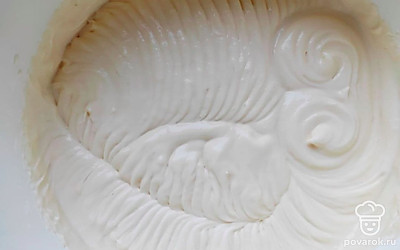 Далее приготовьте творожный крем. Он очень хорошо формирует бока и поверхность. Присыпка не становится мокрой, как при сметанном креме. Взбейте размягченное сливочное масло с сахарной пудрой, творог разотрите со сгущенкой.