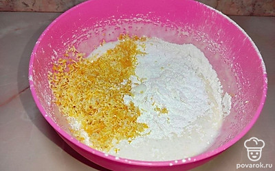 Отдельно взбейте белки миксером, добавив сахарный песок. Затем введите желтки и тщательно размешайте. Просейте муку и крахмал и добавьте их и цедру к взбитым яйцам. Тщательно замешайте тесто.