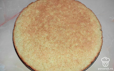 Переместите тесто в жаропрочную форму для выпечки и выпекайте в предварительно разогретой до 180 градусов духовке 15-20 минут. Готовый бисквит остудите.