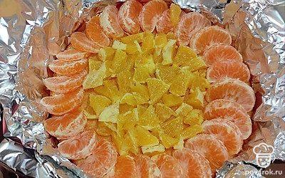 Разведите готовое желе горячей водой согласно инструкции и остудите. На дно формы застелите пищевую пленку, на нее выложите бисквит, сверху фрукты и залейте 8 ложек желе. Уберите в холодильник на 20-30 минут, а затем залейте бисквит оставшимся желе и верните в холодильник застывать на 3-4 часа.