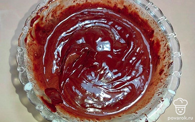 Шоколад нарежьте ножом. Подогрейте 70 г сливок до 90 градусов и залейте ими шоколад. Подождите пару минут, пока шоколад растворится в сливках. Сливки и темный шоколад хорошо размешайте до получения однородной текстуры. Для этого можете использовать миксер.