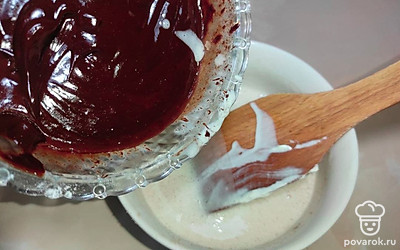 Сливки (300г) взбейте так, чтобы образовались устойчивые пики, а в оставшихся сливках растворите желатин. Соедините желатин с шоколадом и размешайте до получения равномерной текстуры.