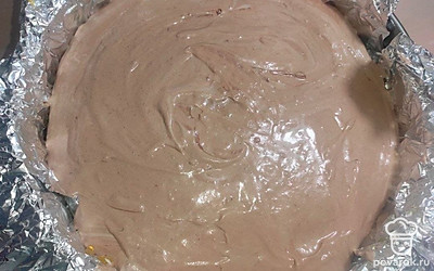 Выньте бисквит с желе из холодильника. Сверху на желе выложите шоколадный мусс и уберите торт в холодильник на 3-4 часа.