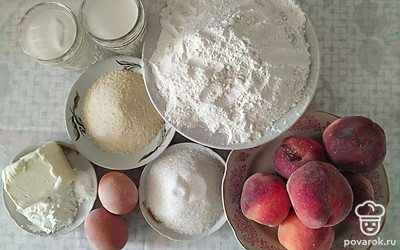 Персики переберите, тщательно промойте в проточной холодной воде, удалите из них косточки. Чтобы сделать сметану более густой, поместите ее в холодильник на час.