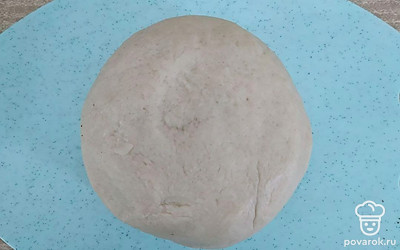 Муку просейте, она станет более пышной, а тесто – более воздушным. В миске смешайте все ингредиенты для теста в следующем порядке: мука, сахар, разрыхлитель, ванилин. После этого добавьте предварительно взбитые яйца и только в конце введите размягченное сливочное масло. Замесите тесто и скатайте его в шар. Дайте тесту отдохнуть пять минут.