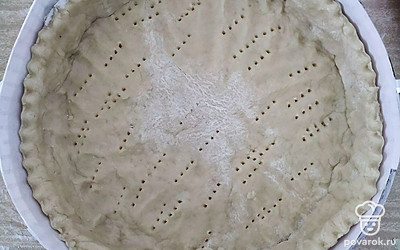 Подготовьте сухую форму среднего размера, около 25 см. Раскатайте тесто, выложите его на дно и сформируйте по краю невысокие бортики около 3 см. Уберите подготовленную форму с тестом в холодильник на 10 минут.