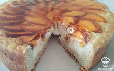 Приготовьте заливку по стандартному рецепту желе. Желе может быть на ваше усмотрение; главное, чтобы его вкус не перебивал вкус и аромат персиков. Оно должно быть достаточно густым, чтобы продолжало держать форму после подачи. Вылейте ее поверх персиков. Поставить в холодильник на 2-3 часа.