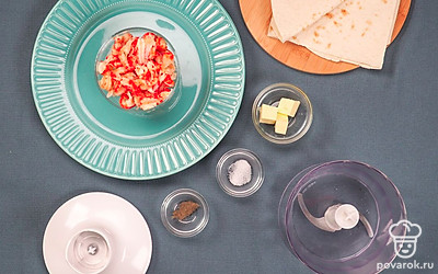 Промойте раковые шейки. Приготовьте шампуры, мангал и уголь.