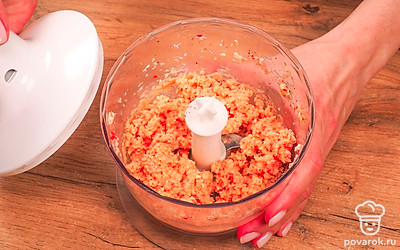 Приготовьте основу для люля-кебаба. Раковые шейки, масло и специи тщательно перемешайте. Затем пропустите дважды через мясорубку с мелкой решеткой. Уберите получившийся фарш в холодильник на 60 минут.