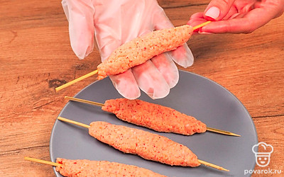 Пожарьте кебаб из раков. Фарш достаньте из холодильника, сформируйте из него колбаски, нанизайте их на шампуры или шпажки. Обжаривайте раковый кебаб на мангале до готовности приблизительно по 5 минут с каждой стороны.