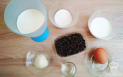 Просейте муку. Приготовьте сахарный сироп для пропитки бисквита, смешайте в кастрюле стакан сахара и стакан воды, доведите до кипения периодически помешивая до полного растворения сахара. Остудите сливки в холодильнике.