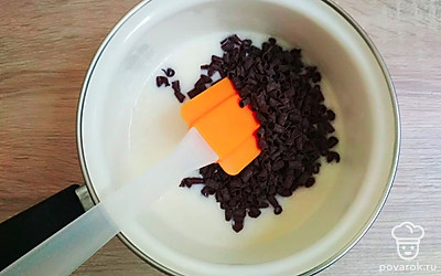 Приготовьте шоколадный мусс из темного шоколада. Замочите желатин в холодной воде. Молоко нагрейте до температуры 70С, не кипятите. Яйцо соедините с сахаром, перемешайте венчиком. Влейте в яйцо горячее молоко и нагревайте на водяной бане, постоянно помешивая, до легкого загустения. Снимите с плиты, добавьте набухший желатин, хорошо перемешайте до полного растворения желатина. Далее добавьте измельченный темный шоколад, доведите до однородности, помешивая.