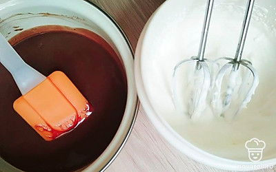 Остудите до комнатной температуры, в это время взбейте холодные сливки до устойчивых пиков. Смешайте остывший мусс и сливки, распределите по поверхности бисквита и уберите в холодильник для застывания.