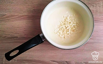 Приготовьте мусс из молочного и белого шоколада по такому же алгоритму, поочередно выливайте их в форму. Оставьте в холодильнике до полного застывания.