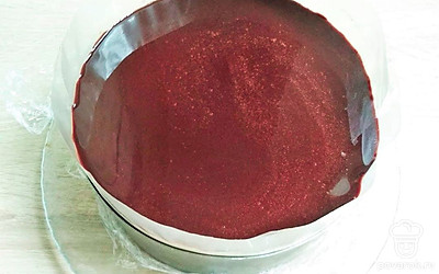 Приготовьте зеркальную глазурь. Смешайте сахар и какао, залейте водой и доведите до кипения. Добавьте растопленный мед, хорошо перемешайте. Снимите сплиты, добавьте желатин, перемешайте до однородности. Остудите до комнатной температуры и залейте сверху торт. Уберите в холодильник для застывания на 2 часа.