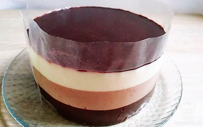 Украсьте торт шоколадными палочками и бисквитной крошкой, подавайте с кофе или ароматным чаем.