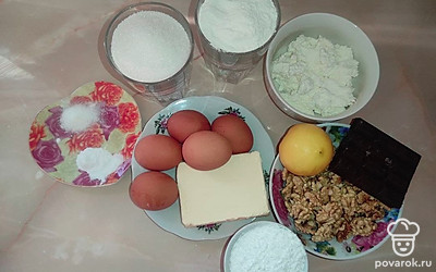 Измельчите грецкие орехи. Слегка размягчите сливочное масло. Муку просейте. Отделите желтки от белков.