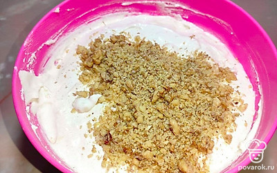 К белкам добавьте соль и лимонную кислоту. Взбейте все до увеличения массы. Введите обычный и ванильный сахар, продолжайте взбивать. Добавьте муку с разрыхлителем. Перемешайте до однородного состояния, не нарушая структуру теста. Добавьте орехи и перемешайте еще раз.