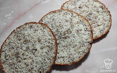 Смажьте форму для запекания сливочным маслом и влейте тесто в форму. Отправьте бисквит запекаться на 35 минут в предварительно разогретую до 180 градусов духовку. По приготовлению выложите бисквит на полотенце, дайте остыть, затем разрежьте на 3 части и смажьте пропиткой из воды и сахара.