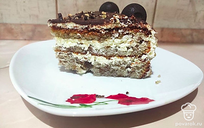 Готовый бисквитный торт осторожно разрежьте на порционные кусочки. Отправьте их на тарелки и украсьте свежими фруктами. Подавайте торт с чашкой горячего чая.