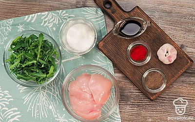 Промойте куриное филе, очистите от кожи, если она есть. Каждую куриную грудку нарежьте на 5-6 частей. Почистите чеснок и мелко нарежьте.