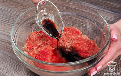 Замаринуйте курицу. Смешайте в миске соль, нарезанный чеснок и приправы. Кусочки филе хорошо обваляйте в смеси соли, чеснока и специй. Выложите филе в отдельную глубокую миску и прижмите кусочки плотно друг к другу. Залейте курицу соевым соусом. Положите на мясо тарелку, а на тарелку поставьте груз, например, тяжелую бутылку с водой. Оставьте курицу в холодильнике минимум на 4 часа.