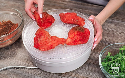 Просушите курицу. По истечении времени достаньте курицу из емкости и промойте водой. Тщательно просушите каждый кусочек бумажными полотенцами. Куриное филе должно быть сухим.