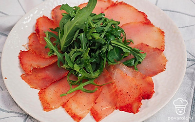 Украсьте блюдо рукколой и подайте домашнее карпаччо в качестве закуски.