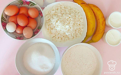 Взвесьте по норме продукты для бисквита и крема. Отделите белки от желтков. Бананы очистите от кожуры.