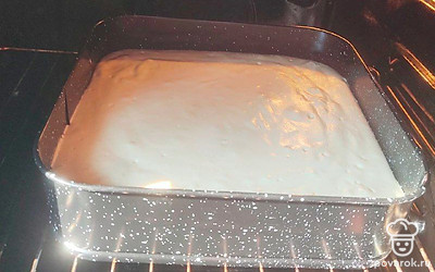 Сделайте тесто для бисквита. Для этого белки взбейте с сахаром, пока масса не увеличиться в несколько раз. В два захода добавьте желтки. Затем к яично-сахарной массе всыпьте в несколько заходов муку, и лопаточкой размешайте тесто. Введите разрыхлитель и очень осторожно размешайте. Отправьте выпекаться при 180 градусах 40-45 минут.