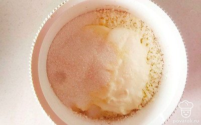 Сделайте крем. Для него перебейте в пюре бананы погружным блендером, а творог перетрите через сито. Добавьте к ним сметану, сахар и взбейте все миксером.